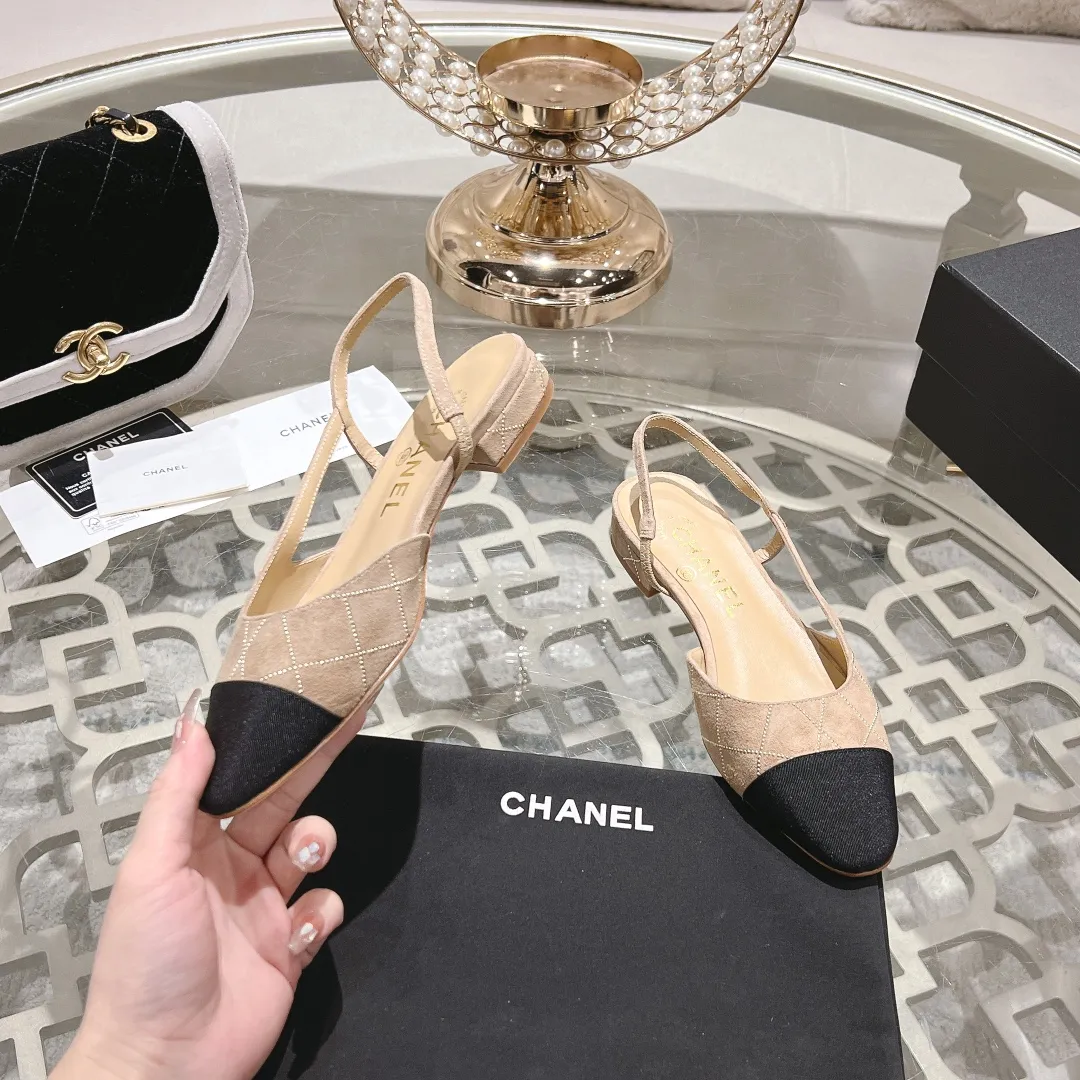 👟👟Ex-factory price 540👟👟 CHANEL Xiangjia 25vs spring and summer new fashion sandals series... Chanel is a very comprehensive noble fashion lifestyle brand. The same models are sold by major fashion bloggers and celebrities in Hong Kong, the United States, and other countries. They are simply beautiful. I fall in love with elegance and the playful sense of the future. I want to own them right away just by looking at them. But you can really think about a pair of exquisite high heels. This series is specially designed for extraordinary and indifferent ladies to create a unique overall effect. CHANEL designs products that inspire women to move forward and highlight their charm... 1️⃣Material: original customized high mercerized sheepskin 2️⃣Inner lining: original customized imported sheepskin 3️⃣Feet: original customized imported sheepskin 4️⃣Outsole: genuine leather sole imported from Italy 5️⃣Heel height: 2.5cm/6.5cm/9cm 6️⃣Number: 34-43 (34.40.41.42.43 customized is not returnable) 7️⃣Packaging: The latest and exquisite full set of packaging at the counter